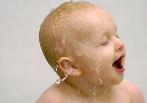婴儿发烧洗澡降温用什么温度（宝宝发烧几度可以洗澡降温）