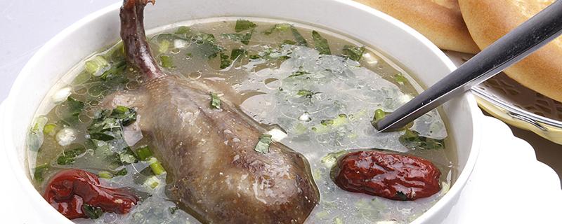 鸽子汤里面放什么东西好吃 鸽子汤炖完肉能吃吗