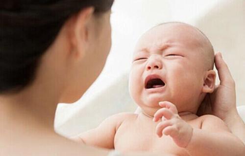 新生儿哭闹的原因和安抚的方法（婴儿哭闹的原因和安抚的方法）