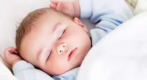 冬天宝宝睡觉手放外面怎么办 婴儿冬天睡觉可以把手放出来吗