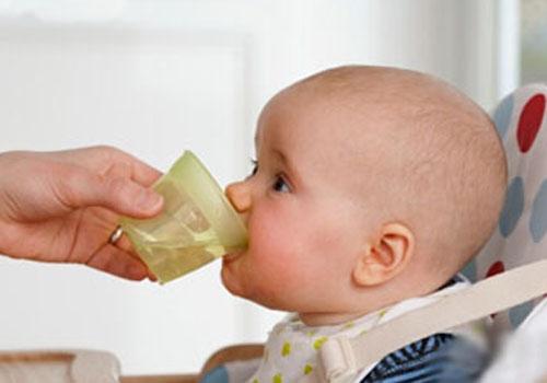 宝宝每天喝多少水合适，注意这四种水千万不能喝！