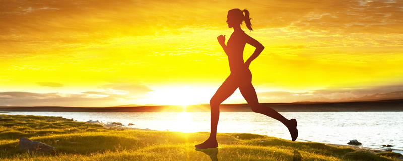 一天跑5公里一个月能瘦多少 每天跑五公里坚持一个月会瘦多少