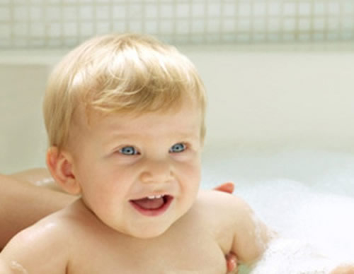 婴儿洗澡的最佳时间（宝宝洗澡最佳时间）