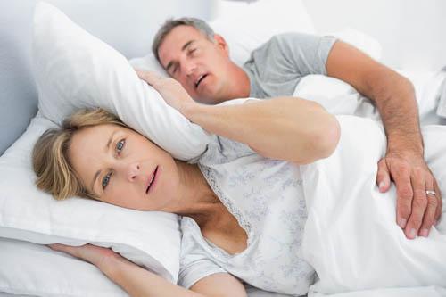 睡觉打呼噜是什么原因 女人睡觉打呼噜是什么原因造成的