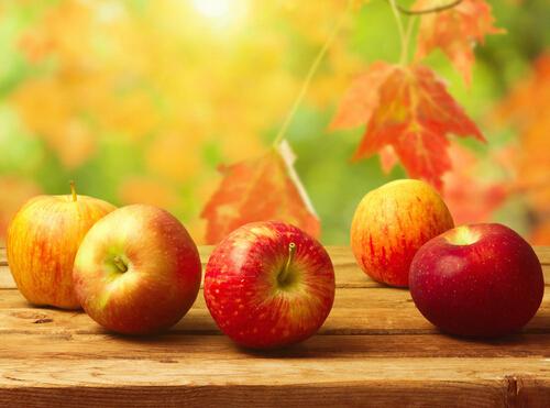 秋天喉咙痛吃什么水果好 秋天喉咙痛吃什么水果好呢