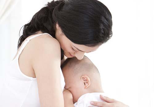 宝宝出生8天能吃多少母乳（出生八天一顿吃多少母乳）