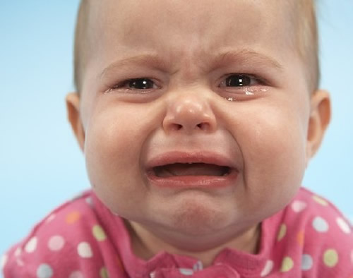 婴儿晚上哭闹是什么原因 一个月大的婴儿晚上哭闹是什么原因