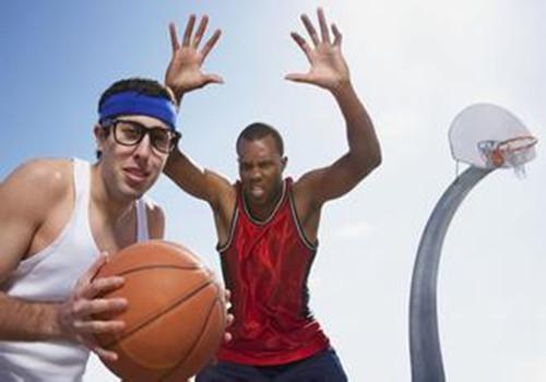 打篮球可以戴隐形眼镜吗（打篮球时能戴隐形眼镜吗）