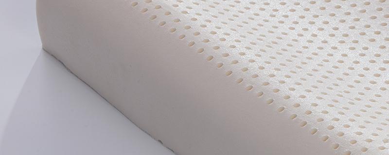 乳胶枕中含聚异戊二烯的枕头好吗 乳胶枕含聚异戊二烯橡胶是天然乳胶吗