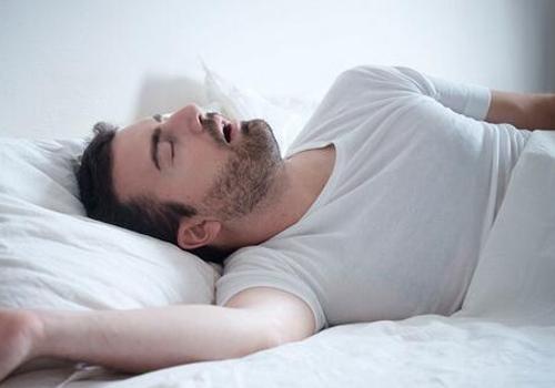 睡觉打呼噜是什么原因 睡觉打呼噜是什么原因引起的