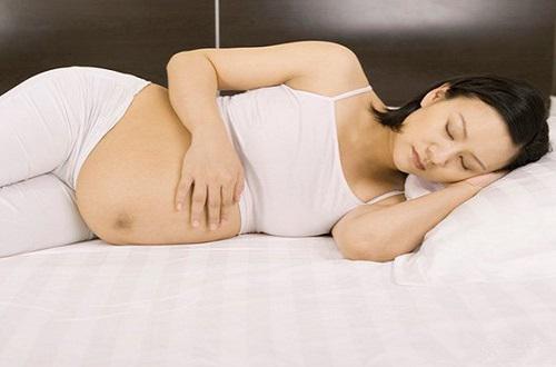 孕期侧睡会压着宝宝吗（孕早期侧着睡会不会压到宝宝）