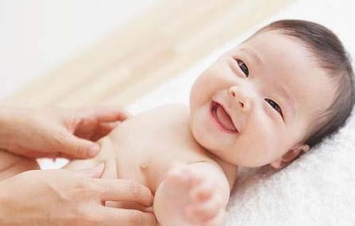 婴儿抚触的好处 新生儿抚触的好处