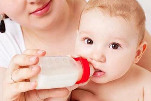 宝宝断奶后喝奶粉好还是喝牛奶好 断奶以后喝奶粉好还是牛奶好