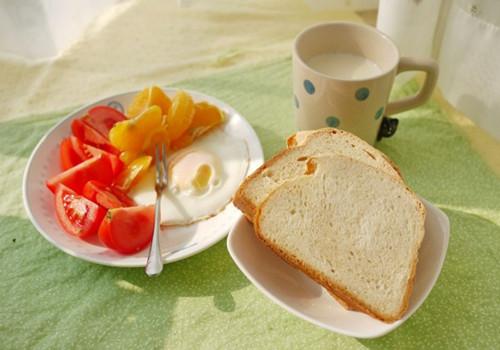 三种早餐减肥期间要避免（减肥期间早餐重要吗）