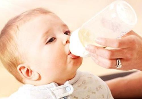 宝宝吃奶抽搐是什么原因（宝宝喝奶的时候抽搐是什么原因）