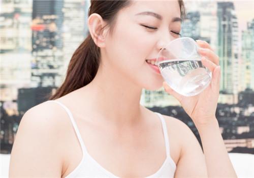 孕晚期喝水多正常吗 孕晚期是多喝水还是少喝水
