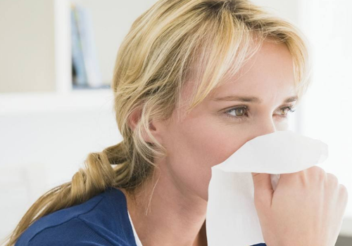 感冒鼻涕带血有危害吗（感冒会导致鼻涕带血吗）