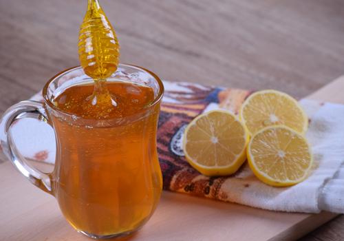 喝蜂蜜柠檬水能美白吗（常喝柠檬蜂蜜水能美白吗）