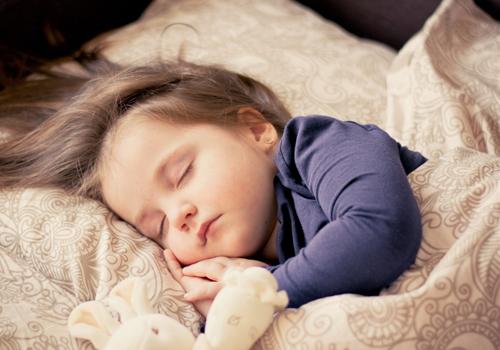 宝宝睡觉翻来覆去怎么回事 宝宝睡觉翻来覆去的是什么原因