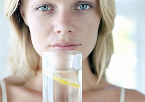 喝水可以减肥吗（女人多喝水可以减肥吗）