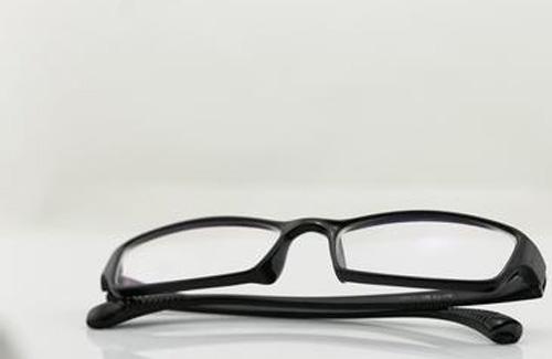 眼镜划痕怎么修复 太阳眼镜划痕怎么修复