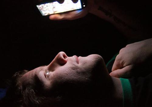 熬夜玩手机的危害 熬夜玩手机的危害性及处理方法