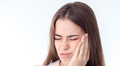 牙龈肿痛为什么晚上更严重 牙龈肿痛为啥到了晚上要严重些
