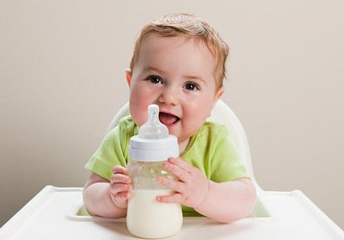 冲奶粉是先放水还是先放奶粉（给宝宝冲奶粉是先放水还是先放奶粉）