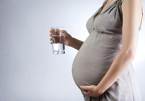 孕妇每天喝多少水合适（孕妇应该每天喝多少水）