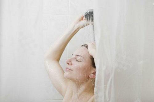 孕妇洗冷水澡对胎儿有影响吗（孕中期洗了一次冷水澡对胎儿有影响吗）