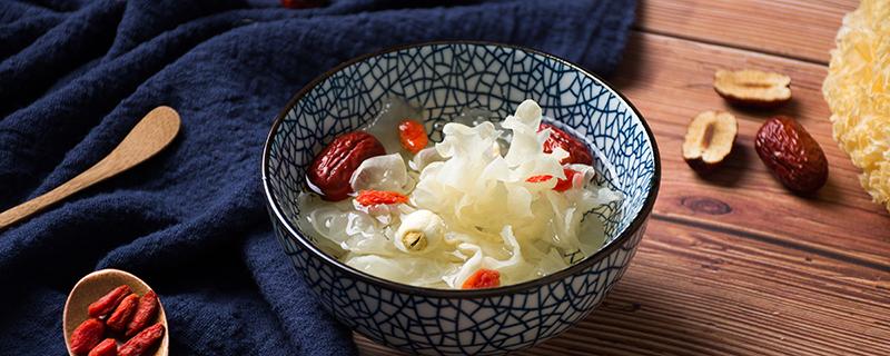 一碗银耳莲子粥的热量 减肥期间可以吃银耳莲子汤吗