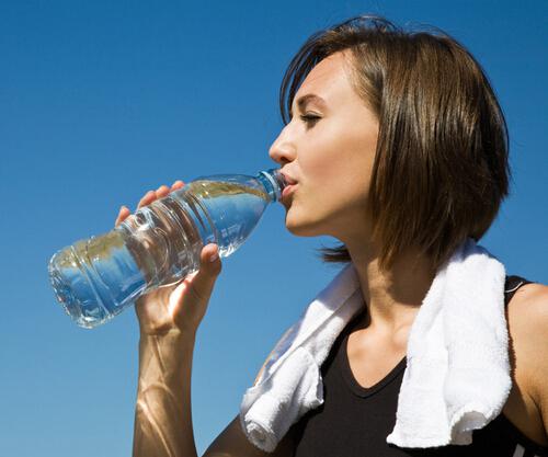 只喝水不吃饭能减肥吗 只喝水不吃饭可以减肥吗