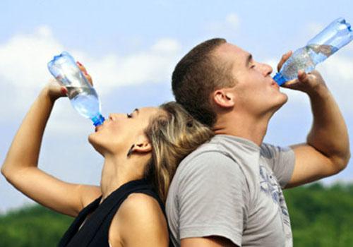 运动前喝水好还是运动后喝水好（运动前喝水好还是运动后喝水好?）