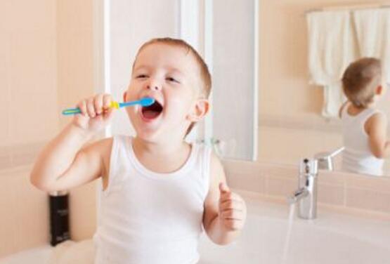 宝宝从什么时候开始刷牙（宝宝要什么时候开始刷牙）
