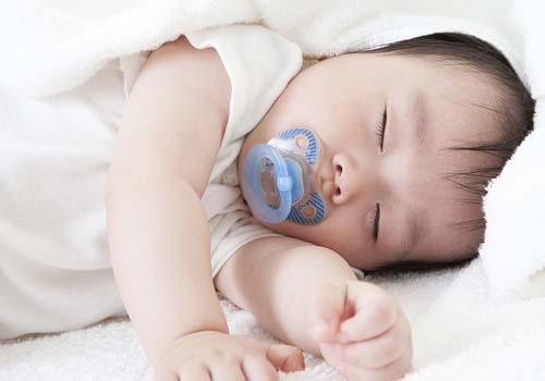 宝宝穿睡袋睡觉还要盖被子吗（宝宝穿睡袋睡觉还需要盖被子吗）