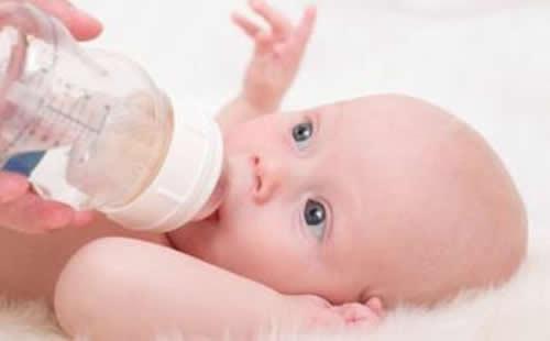 人工喂养的宝宝一天要喝多少水（人工喂养的婴儿什么时候喝水）