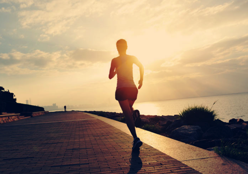 夏天晨跑好还是夜跑好 夏天晨跑和夜跑哪个更健康