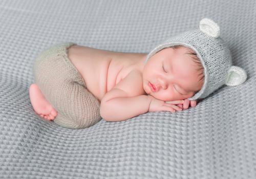 新生儿吐奶可以用枕头吗 婴儿吐奶可以用枕头吗
