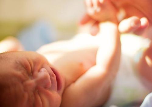 宝宝睡觉突然大哭是什么原因 4个月宝宝睡觉突然大哭是什么原因