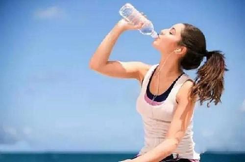 跑步时可以喝水吗 跑步的时候能不能喝水