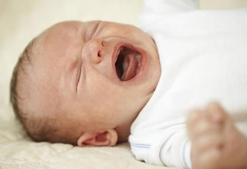 新生儿晚上哭闹是什么原因（新生儿晚上哭闹是什么原因导致的呢）