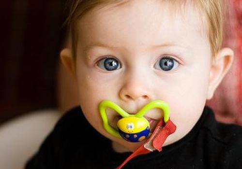宝宝为什么喜欢安抚奶嘴（婴儿为什么特别喜欢安抚奶嘴）