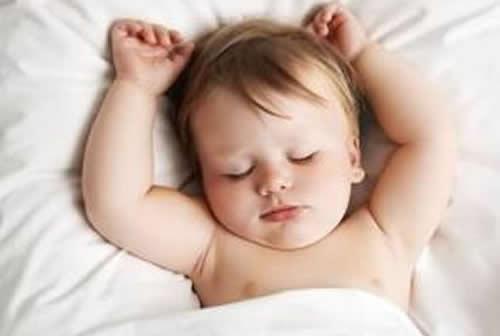 宝宝睡觉为什么喜欢把手举起来（为什么宝宝睡觉都喜欢把手举起来）