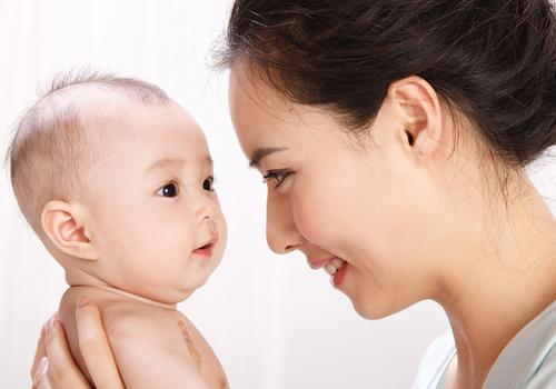 母乳性黄疸降到多少可以再喂母乳（黄疸降下来可以喂母乳吗）