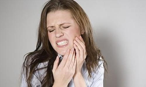 哺乳期上火牙龈肿痛怎么办（哺乳期上火牙龈肿痛怎么办快速消肿）