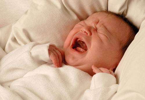 宝宝睡觉不踏实易惊醒哭闹怎么办 新生儿哭闹不睡觉易惊醒