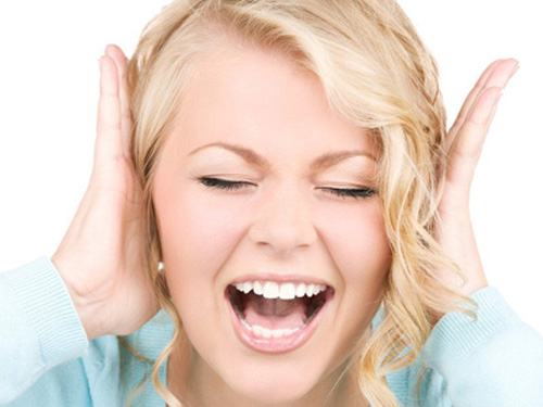 耳朵里面响是怎么回事 咽东西的时候耳朵里面响是怎么回事