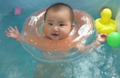 宝宝游泳用颈圈好不好 婴儿戴颈圈游泳好不好