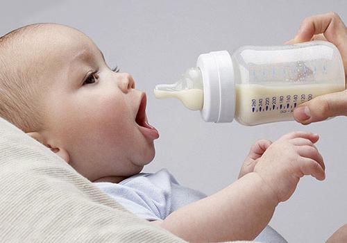 十个月宝宝一天喝多少奶粉 十个半月宝宝一天喝多少奶粉