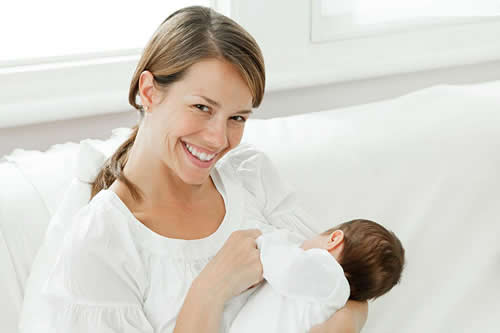 哺乳期发烧能喂奶吗 产妇哺乳期发烧能喂奶吗